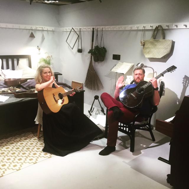God natt säger snart <a href="/appelstoffe/">Kristoffer Ahonen Appelquist</a> o Sofia Karlsson. På återseende imorgon bitti m nya samtal och sånger! #undertacket