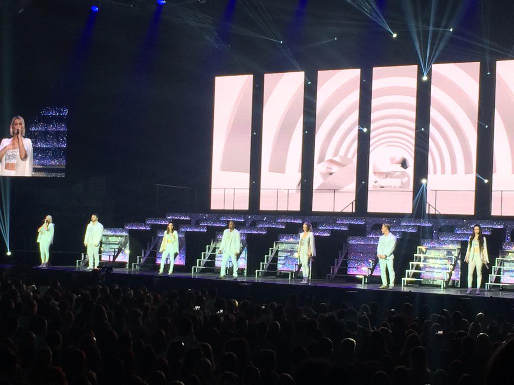 KodySh4w's tweet photo. @MsRachelStevens great night. Amazing show. This pic sums up how great you guys are as a band http://t.co/WU4cRNCx1p