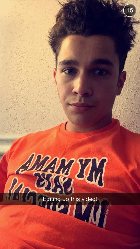AustinMahone's tweet photo. I'm sending snaps right now! http://t.co/M7NYR8eEuT