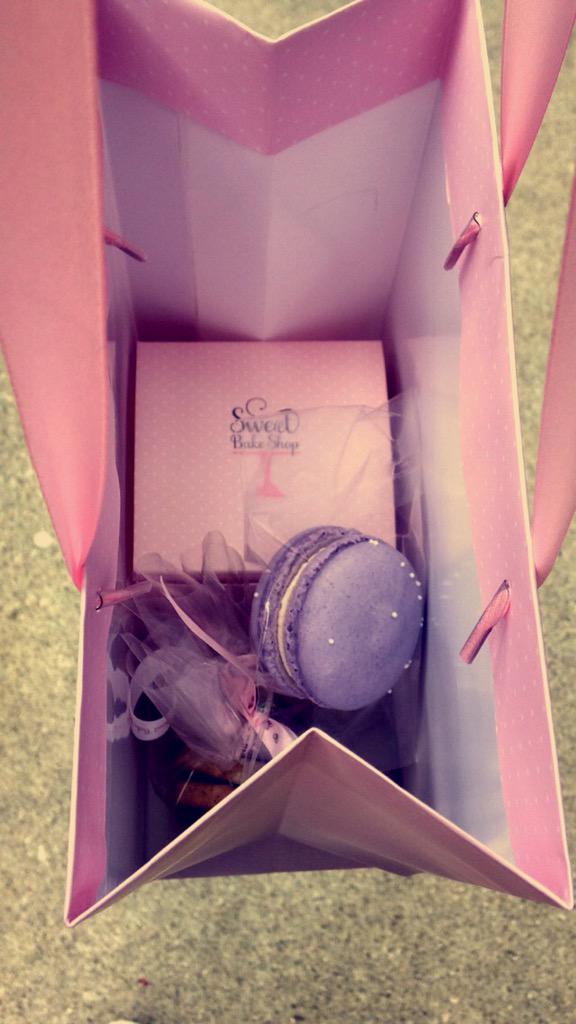 alaModeUpDos's tweet photo. Some #goodies from @SweetBakeShop #Foodiechats #FridayFeeling #Yaletown http://t.co/sCh6F9Q7ur