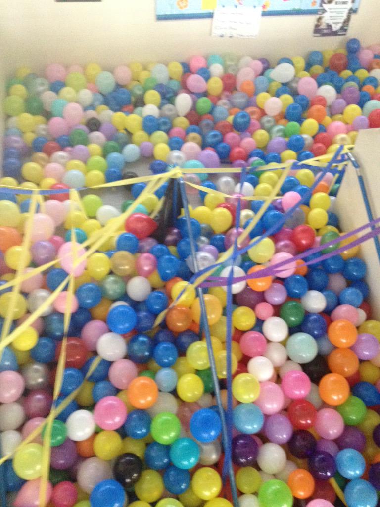 ASMS987's tweet image. So i walk into school like what the fuck is this shit