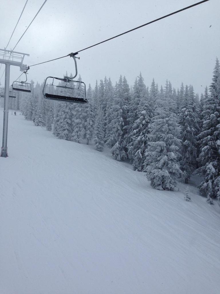BrokoBindings's tweet photo. #snowboarding is the life can't wait for the season to start back up, let's get out there on our #Brokos http://t.co/7khnukQ4Eo