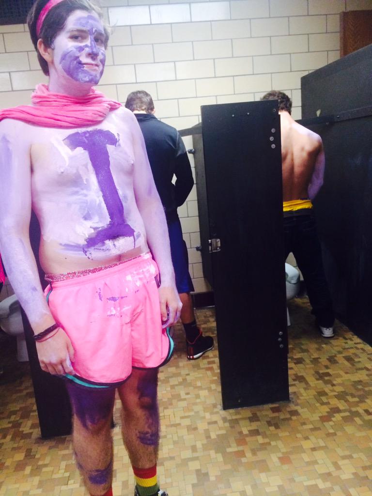 HeyBuddyyyyyyy's tweet photo. Throwback to football games with the dad bod @DadBodsDaily http://t.co/bI8mFYLmzX