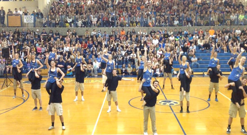 Caitlyncastro25's tweet photo. So glad to be apart of Mead Dance Team💙💛 #springrec http://t.co/XNSbWuiANO