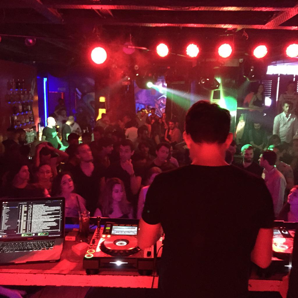 OTPevents's tweet photo. Kapanış her zaman olduğu gibi resident'ımız Ersin Aylı'dan. #TheLastSession #fsRoxy http://t.co/zfFLd582UA