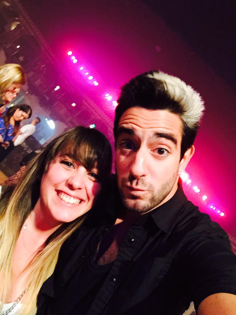 stephy_pal's tweet photo. My inner 16yr old self is truly geeking out right now! #alltimelow #10yearsinthemaking #cheesin #timetorockout http://t.co/a2vGpGK3kw