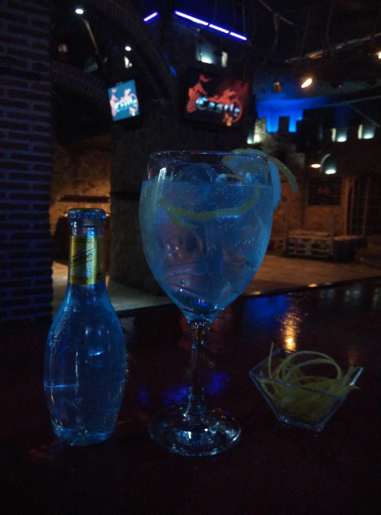 Castle_Bejar's tweet photo. Noche de karaoke y gin tonic http://t.co/fvHLHkbThE