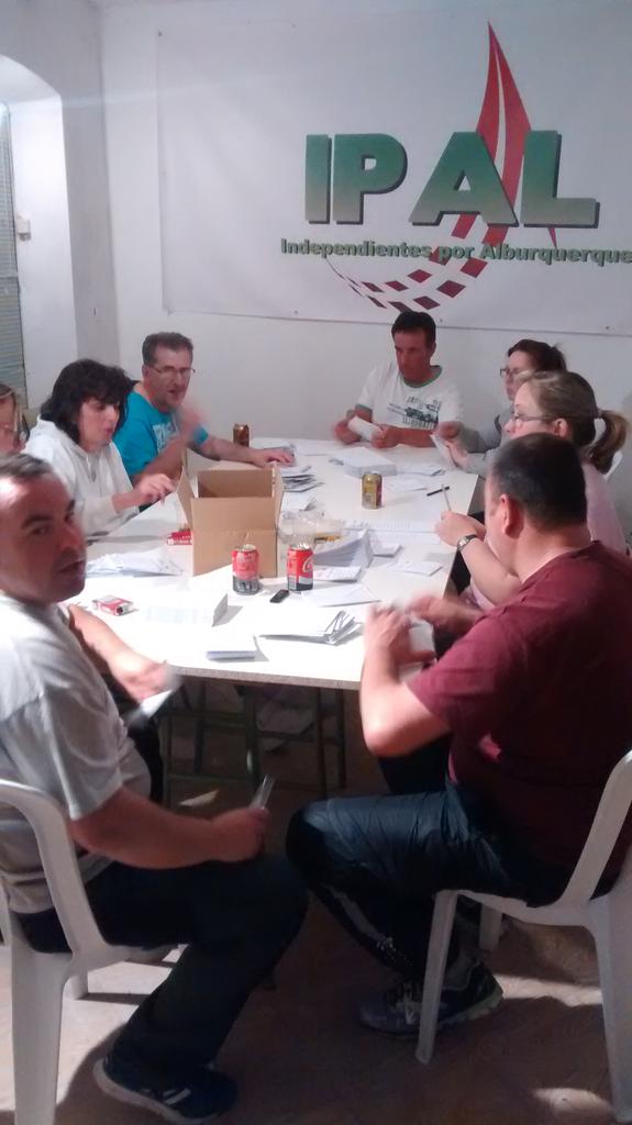 ipalburquerque's tweet photo. Preparando las papeletas para el cambio. #votaIPAL #elPUEBLOqueQUEREMOS http://t.co/nVIGmwyFec
