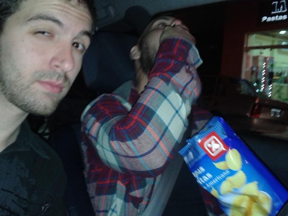 Yendo al show de Morón... Andrés tiene hambre y se está comiendo su propia mano...