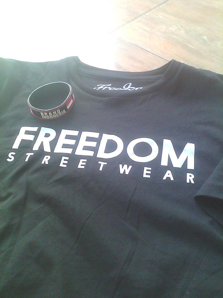 Hari ini pakai t-shirt &amp; barcelet dari <a href="/freedomwear_/">Freedom Streetwear</a> , kalian kapan :D