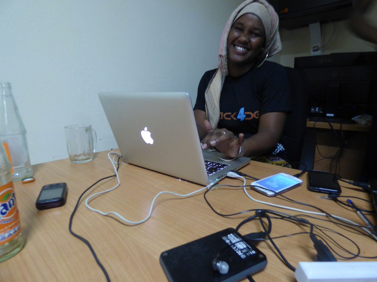 usseinAbil's tweet photo. La seule geek de ce Hackathon encore plus éveillé que les autres développeurs. #H4dev_dosso #Hack4dev. http://t.co/lPjkJ85gQp