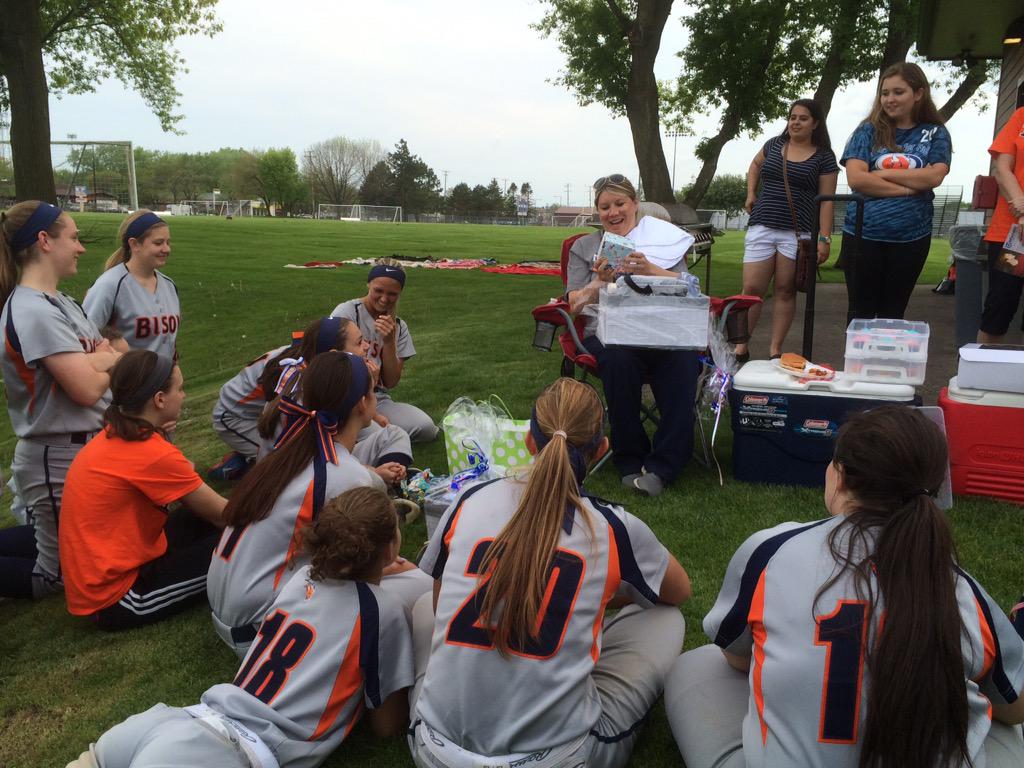 CoachDorsey10's tweet photo. Story time with @BGBisonSoftball #millstonebbq #babyshower #seniornight http://t.co/8RM61R8Q2c