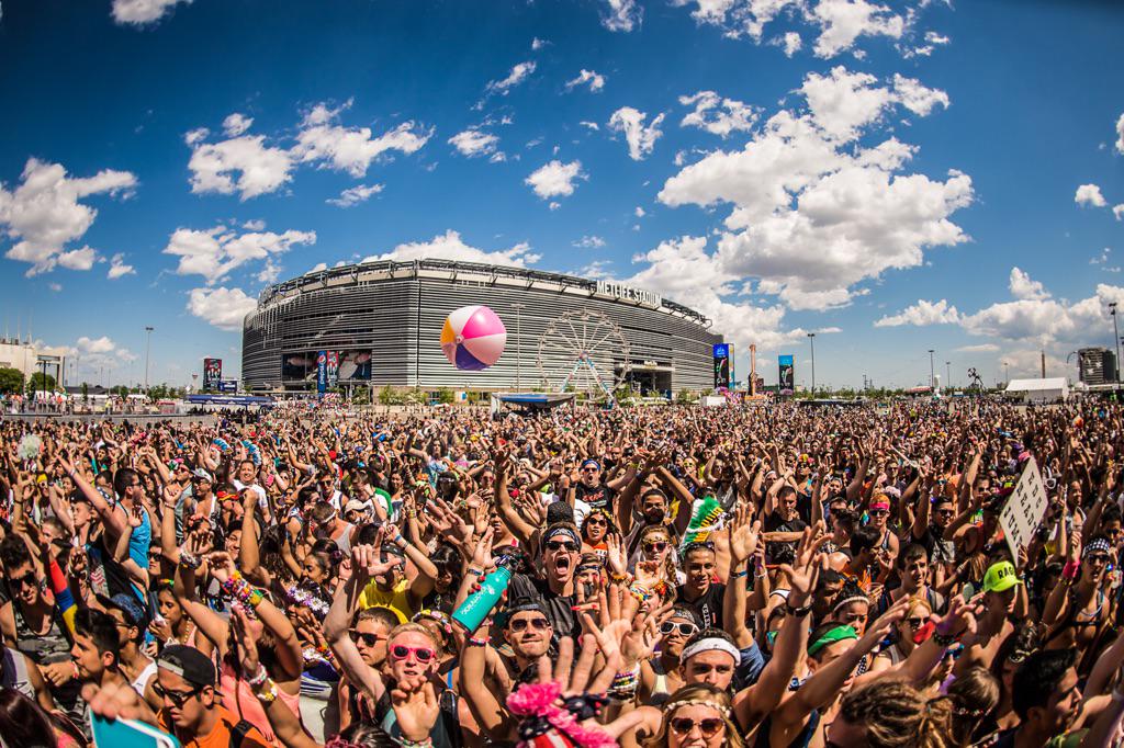 PasqualeRotella's tweet photo. See you soon, EDC NY/NJ! π #metlife #edcny #edcnj #familytrip http://t.co/qvU353BE6e