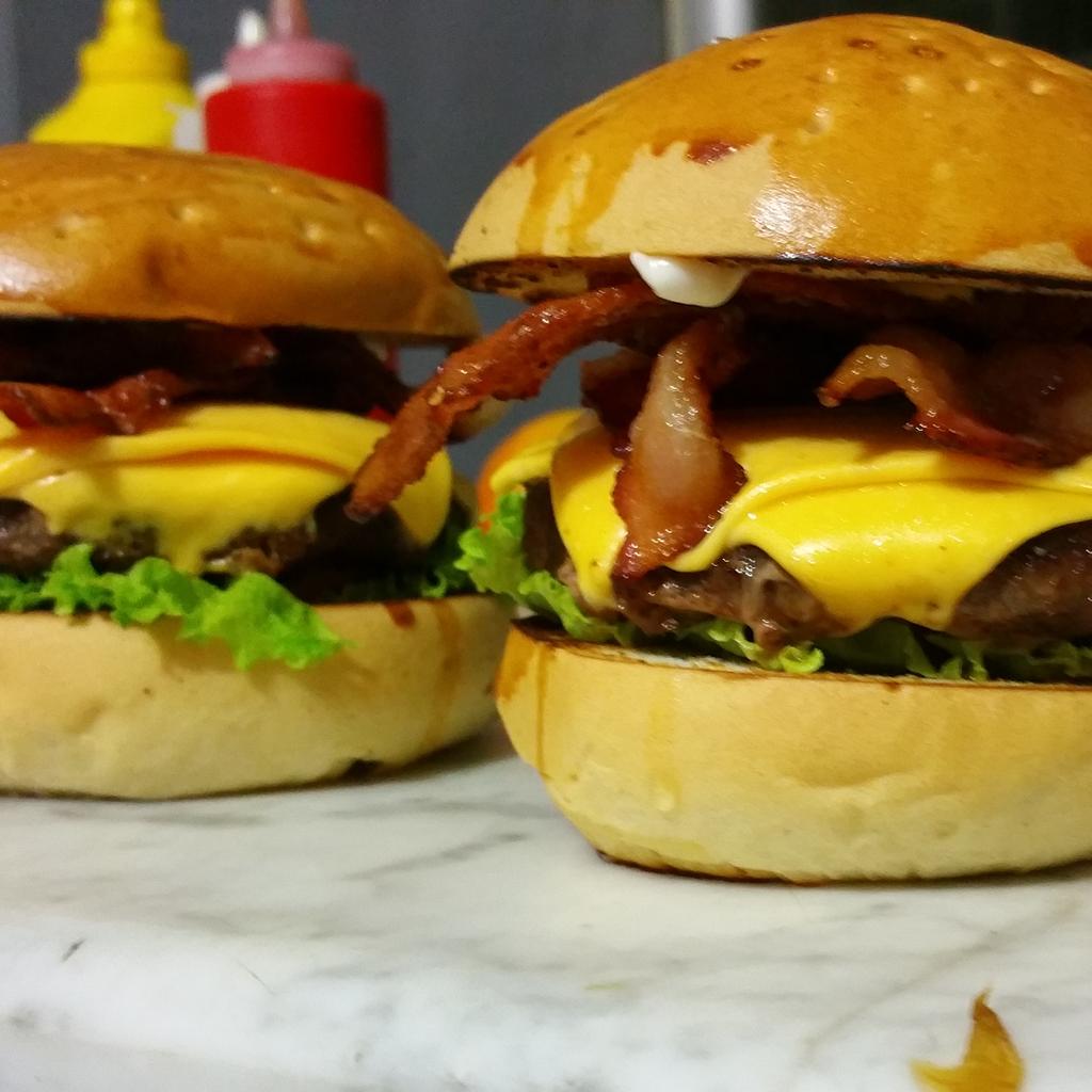 BigBites_co's tweet photo. Ya sabes que vas a comer hoy? Esta queso con tocineta te está esperando! http://t.co/Q5GtMeR5i8