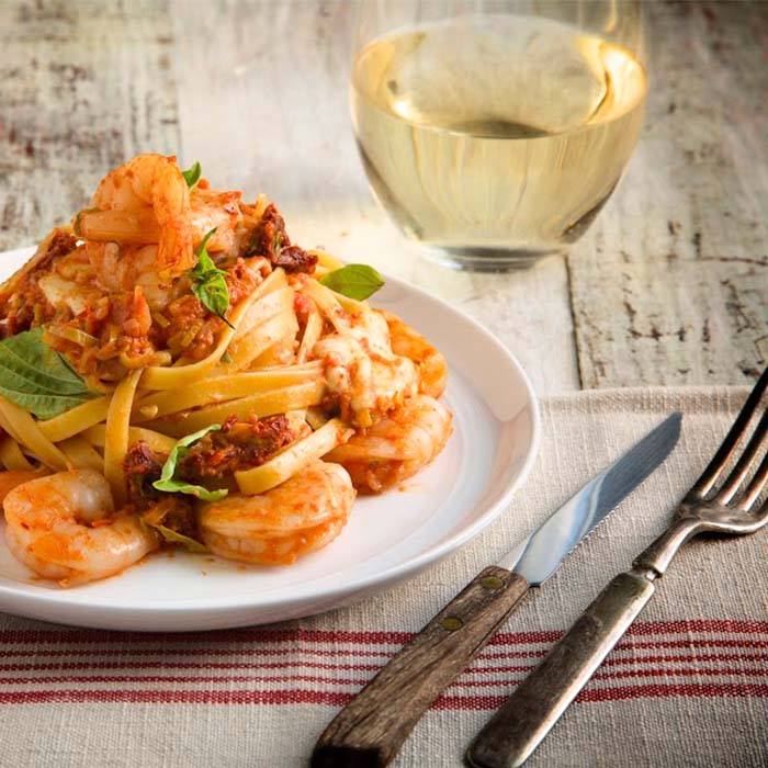 InfluensterCB's tweet photo. On Fridays...we FEAST! Cheers to the weekend! #Spring4Wine @ClubW #BellaVoxBox http://t.co/B5nn9GtVjU