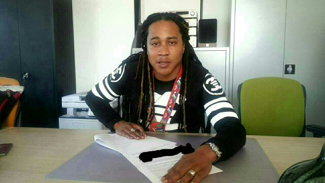 KayenteRL's tweet photo. #kayente #srefmeki #contract #acteur #hoofdrolspeler #rtl4 #binnenkort #meer #alleen #maar #love http://t.co/cdRUFq6wOU