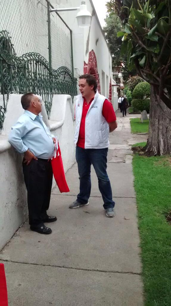 Pepe_DLP's tweet photo. Hoy estuve en las Colonias Guadalupe Inn y Olivar del Conde llevando nuestras propuestas con un gran recibimiento #AO http://t.co/S6EgBBr4GN