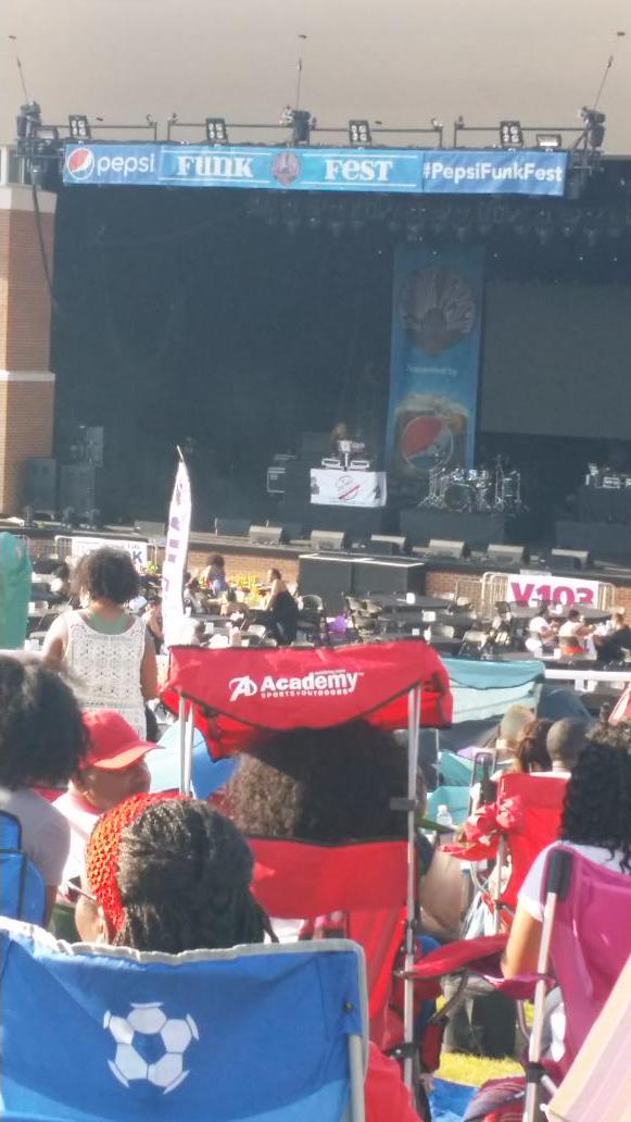 ghostent12's tweet photo. #pepsi funk fest http://t.co/WXYb57MXHE