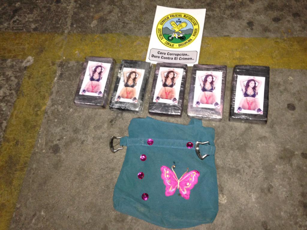 LincesPanama's tweet photo. Taxi Trato de darse a la fugapero fue detenido. Se observan varios paquetes de presunta droga. http://t.co/5ZzsUPbN8c