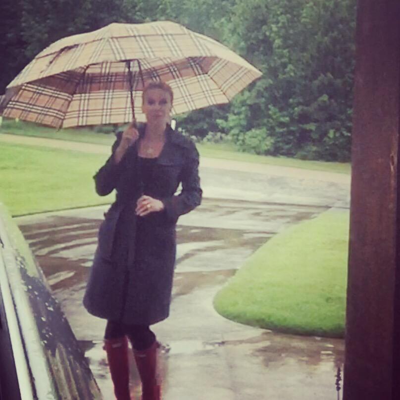 TieaCowley's tweet photo. #itsallintheaccesories #rainyday #allblack #outfit #apopofcolor @HunterBootUSA @Burberry #fashion #coordinate #women http://t.co/zD5Ky8qcyP