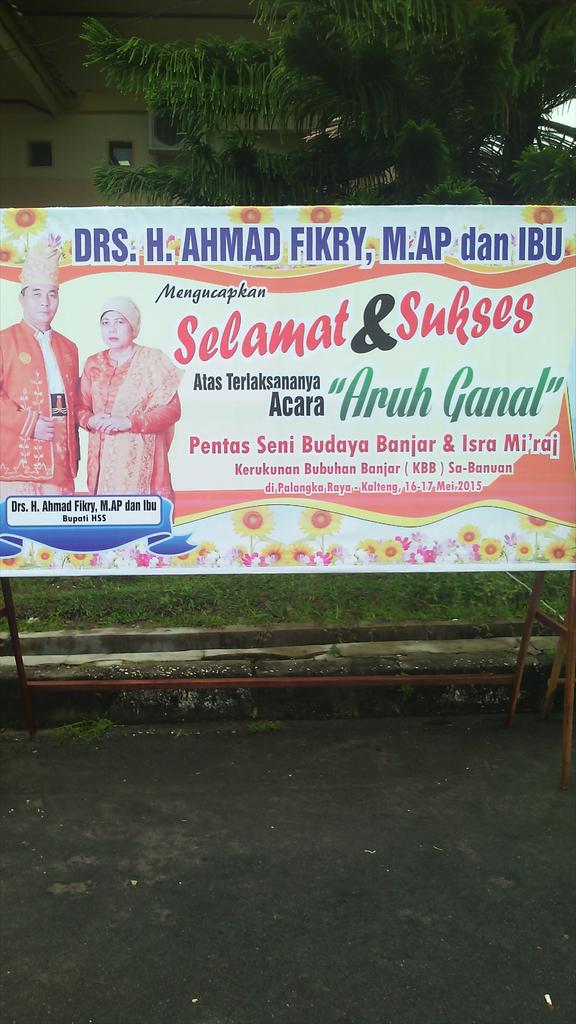 HabarAmandit's tweet photo. Bupati HSS bersm ketua DPRD dan beberap Kpl SKPD HSS menghadiri "ARUH GANAL BUDAYA BANJAR" di Palangkaraya 16-17 mei http://t.co/XzIFa0oOin