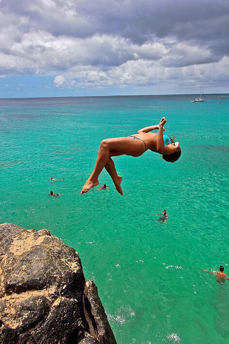 ExploreVibe's tweet photo. Cliff diving is a must this summer 😍🙌 http://t.co/llr0rhsGtA
