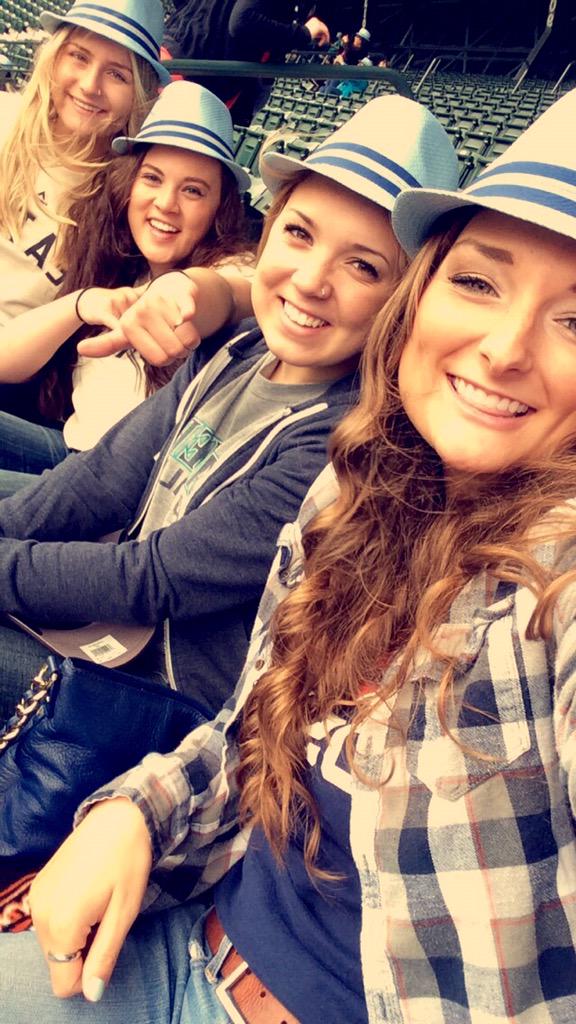 hannafindley's tweet photo. College game night!! πΊβΎοΈ #marinersfedora #westernoregon #gomariners #gewls http://t.co/0Hf27nh1ZQ