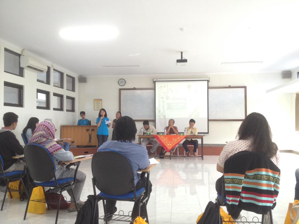 Wah ada mbak niken yang lagi ngasih kata sambutan nih di acara comminfest 2015 :)