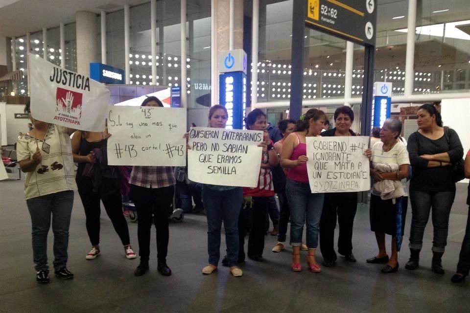 AyotzinapaFeed's tweet image. RT pollo_gaspar: RT AyotzinapaFeed: RT AyotzinapaFeed: RT NoticiasTerraMX: #Quenosetepase: #Familiares de #normali…