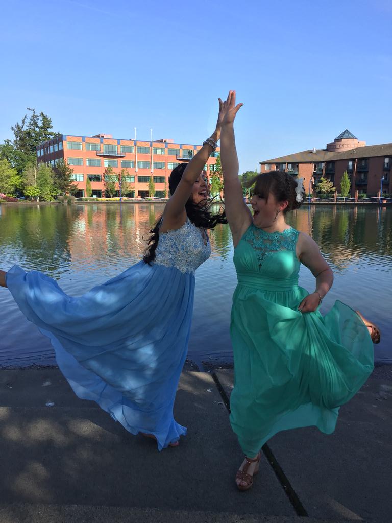 _isabeljuarez's tweet photo. High Five✋ @EmilyKrause44 http://t.co/5ZsyX07SWU