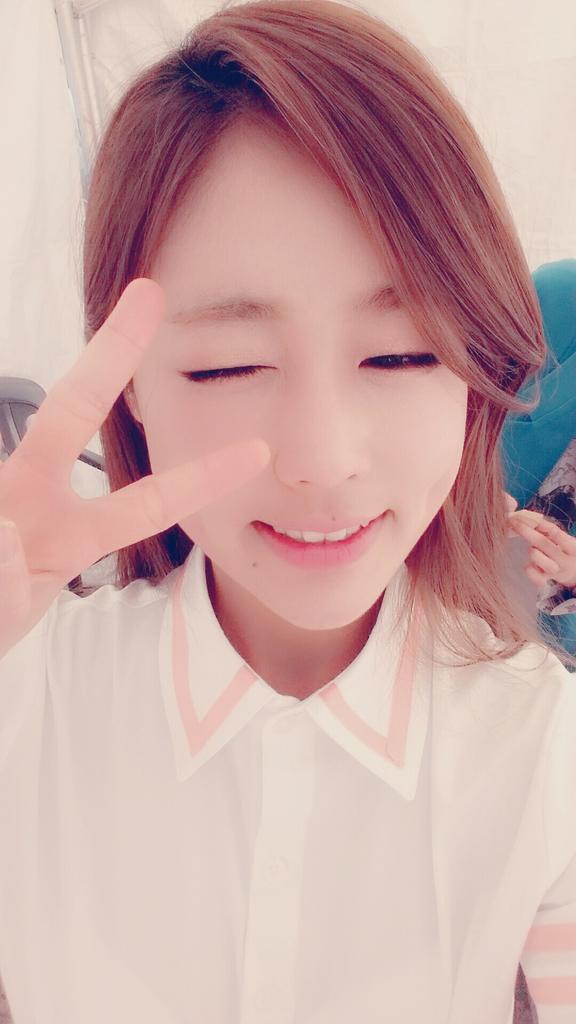 [#Babysoul] 안녕하세요 러블리즈의! 쏘울언니입니다!!!! 정말 오랜만에 팬분들께 글을 남기는 거 같아요ㅠ.ㅠ 조금 있으면 안녕 무대를 보여드릴 수 있는데요 즐겁게 할테니까 재밌게 봐주세요 안녕!