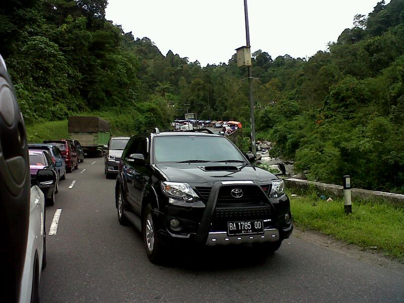 infoSumbar's tweet photo. 13.54 RT @Ny_Aday: Silaiang (pdg-bkt) / (bkt-pdg) macet parah #LalinSumbar http://t.co/urV3qxhFfy