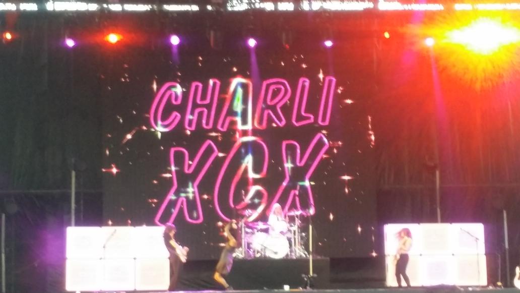 "I don't wanna go to school, I just wanna break the rules." Amazing! <a href="/charlixcx/">charli aitchison</a> <a href="/rockinrio/">Rock in Rio 🎸</a> #rockinrio #rockinriovegas