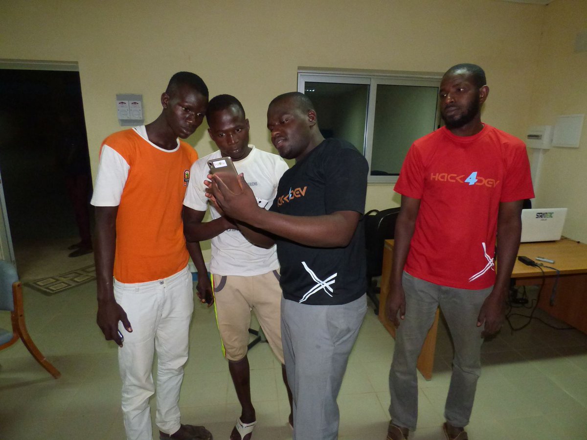 Cipmen's tweet photo. Le community manager de CIPMEN en plein démo des applications bêta. #H4dev_dosso #hack4dev http://t.co/6bYr2qZAE7