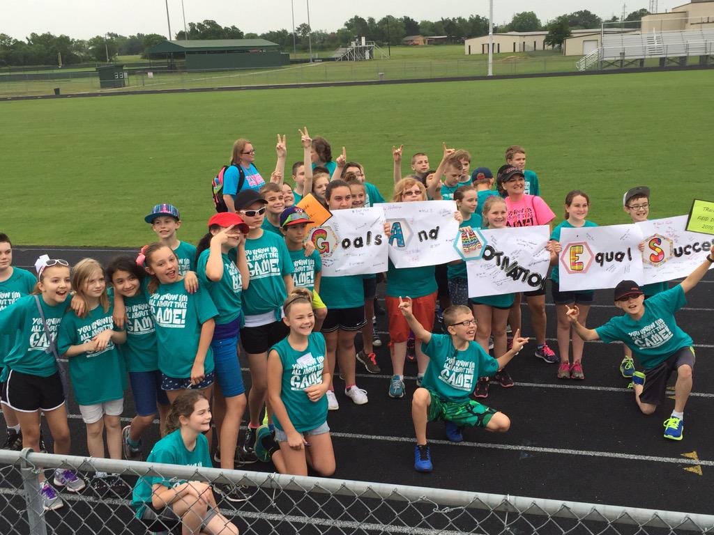 KheltonKristi's tweet photo. Crazy 5th graders! #leefieldday http://t.co/ra3ZODrvd7