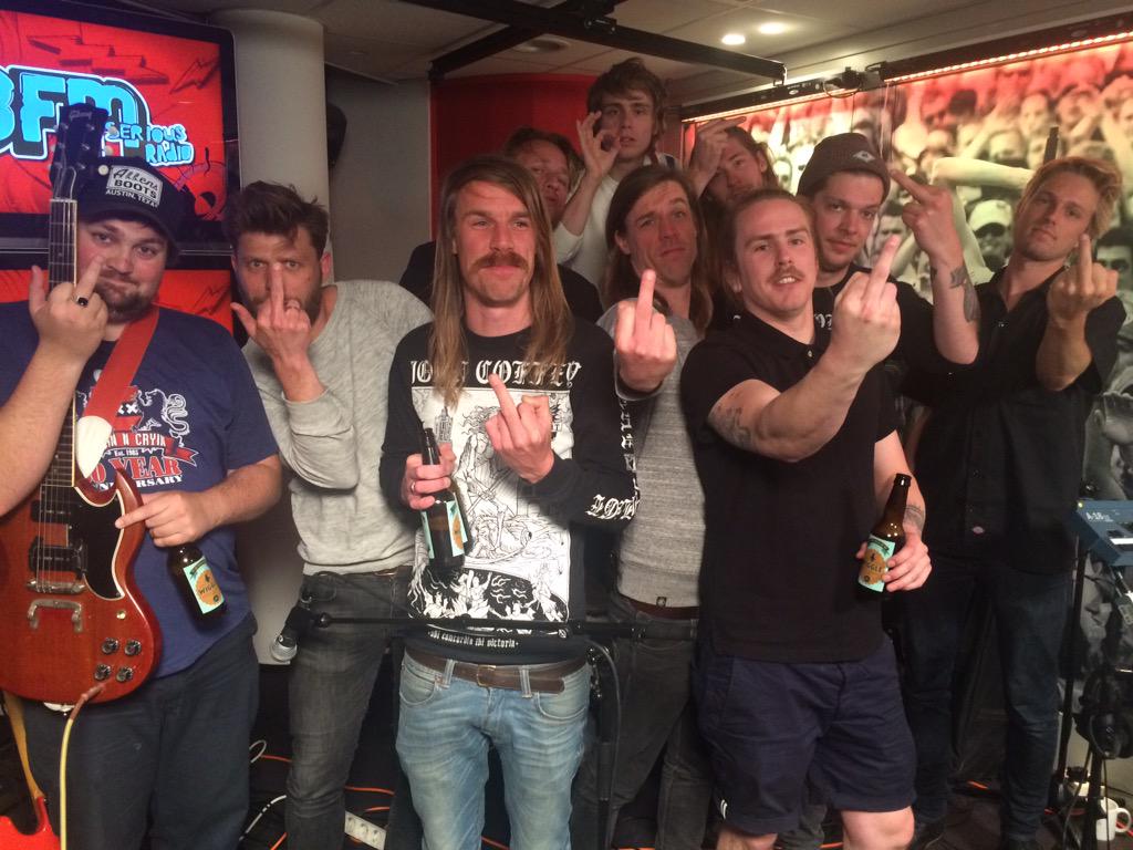 FrankvdLende's tweet photo. WAT EEN HEERLIJKE NACHT MET @TheMiseriesNL EN @johncoffeymusic OP #3FM IN DE BENDE #FUCKYOU #LIEFDE http://t.co/I0GEgiIVq5