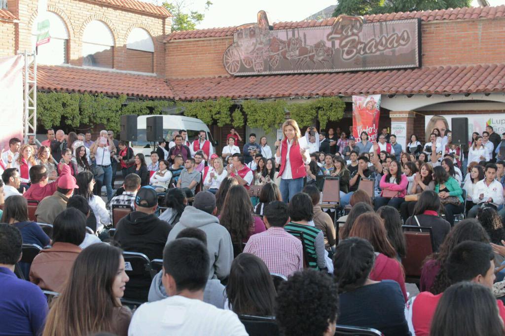 ClaudiaPavlovic's tweet photo. Los jóvenes tendrán la oportunidad de estudiar y trabajar, para estar mejor preparados al concluir sus estudios http://t.co/450787MRe8