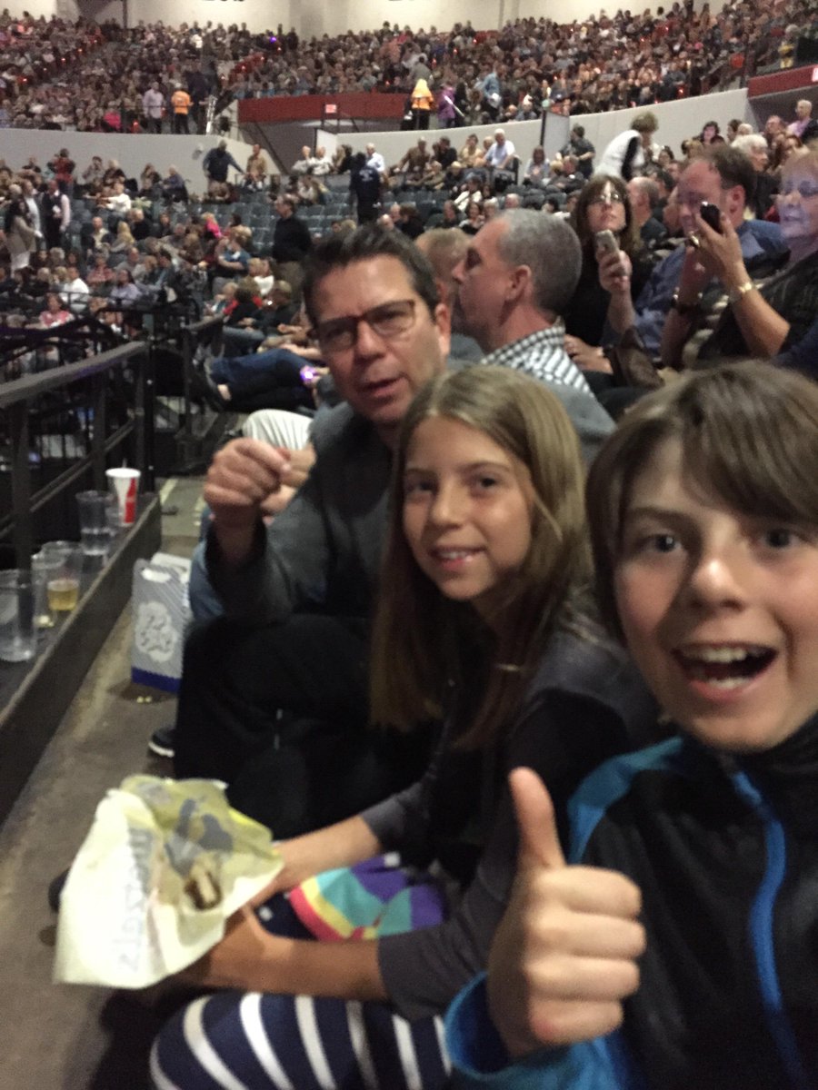 kfostercom's tweet image. Really want to hear Forever in Blue Jeans! #tweetcaroline