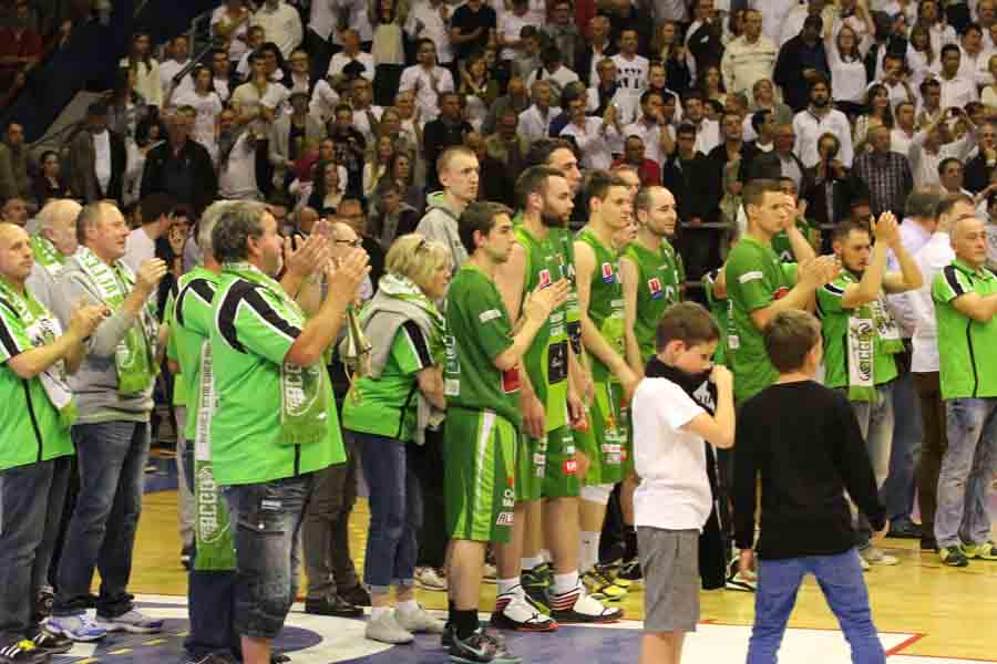 Kadwall_blog's tweet photo. Le fair play de Gries, malgré la défaite... @CaenBC14 @sportacaen #PlusHaut #CBCNation http://t.co/ZbcyyMZgpx