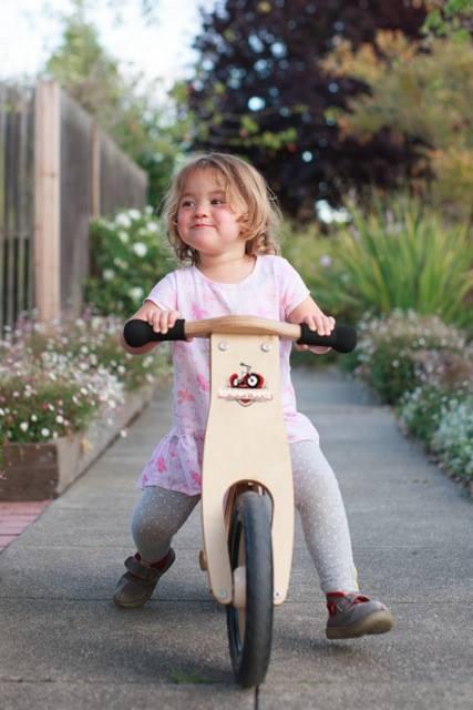kinderfeets's tweet photo. It's the weekend. Let the good times roll! #beactive #tgif #balancebike #toys #toddler #letsgooutside http://t.co/vBfcQ9ZKv1