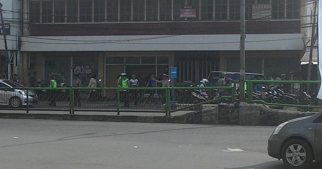 Razia kendaraan bermotor yang melawan arus dari jl. Ridwan Rais ke arah AR Hakim
