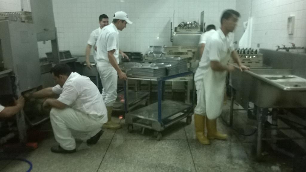comisioncomeULA's tweet photo. El jueves 14/05 se averió el esterilizador de bandejas del comedor hechicera! Se hizo el trabajo de lavar todo a mano http://t.co/plnWshlJDg