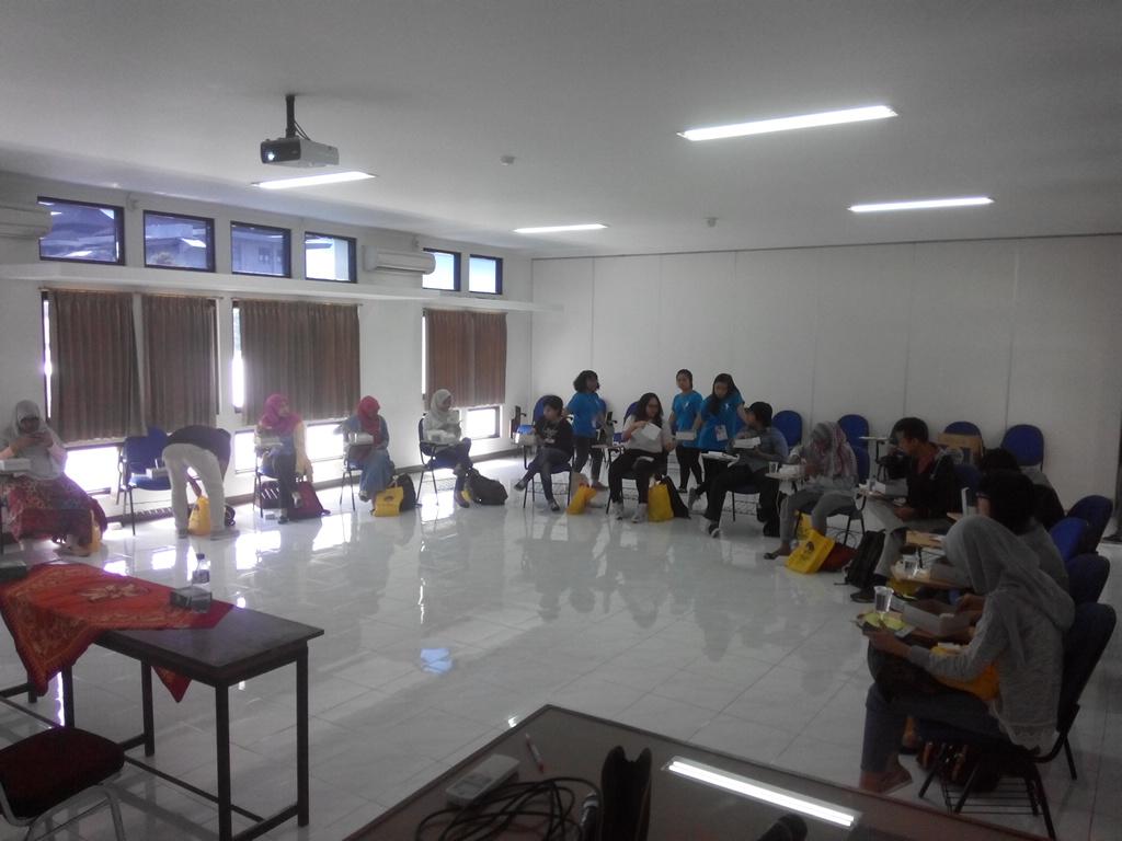 Ini dia para finalis feature writing yang sedang menikmati makin siang sebelum berangkat ke malioboro #Comminfest2015