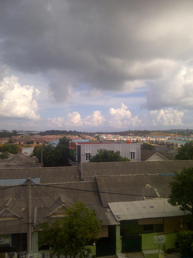 rossa_top's tweet photo. Batam berawan,seberang pantai sdh singapura http://t.co/Aeb8xUeAsn