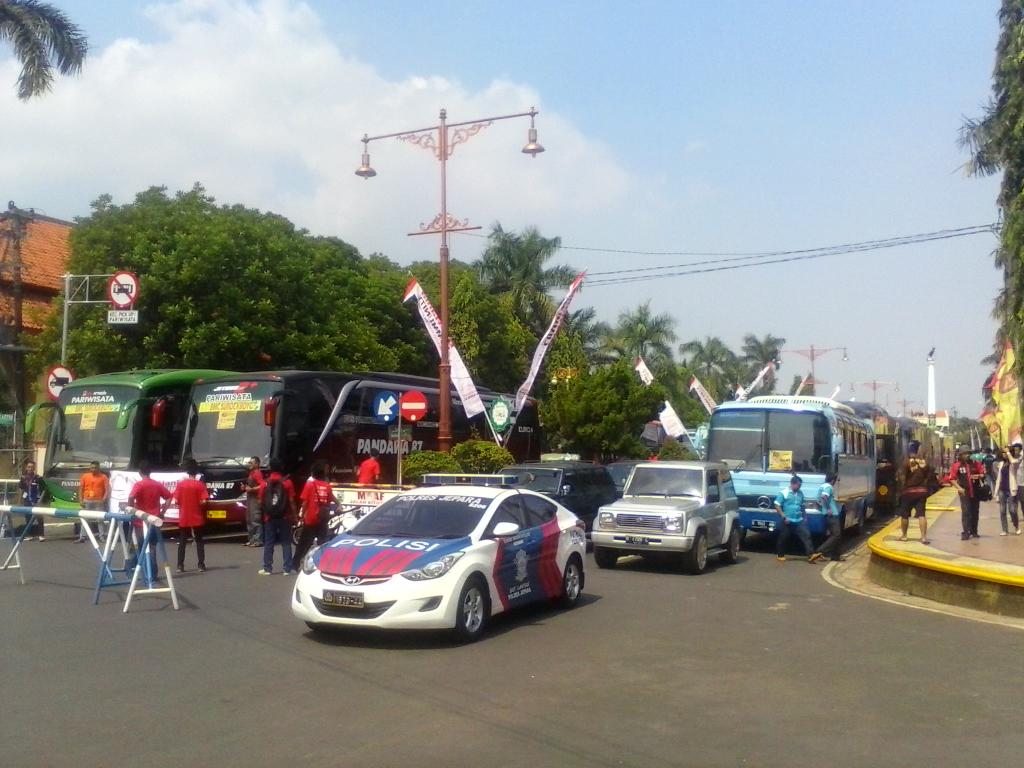 SukaFotoBis's tweet photo. RT @saferaaude_77_ Kantor Bupati Jepara siang ini. Siap konvoi 43 bis dikawal patwal #JamnasBMC2015   http://t.co/h9kEjZXXxu