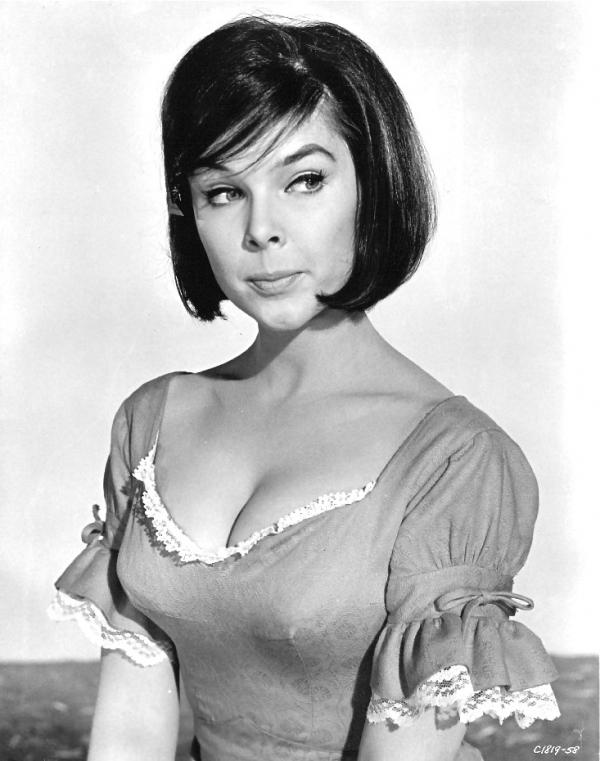 Batchica, novia de Elvis en las peores pelis Elvis... Y aquí sigue...
Happy Birthday, Yvonne Craig!!! 