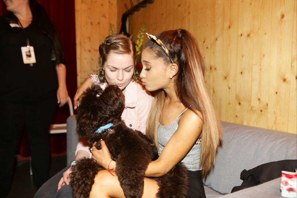 {NEW PHOTO} ariana with a fan