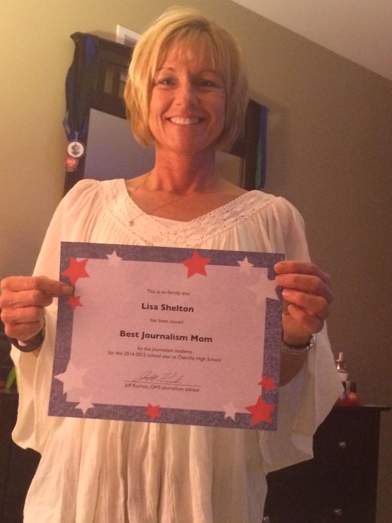 lex_shelton's tweet photo. Shoutout to the Best Journalism Mom @lisashelton100 with her award from the Banquet 👍😂 #DCthrowback http://t.co/N0T9kKXUL5