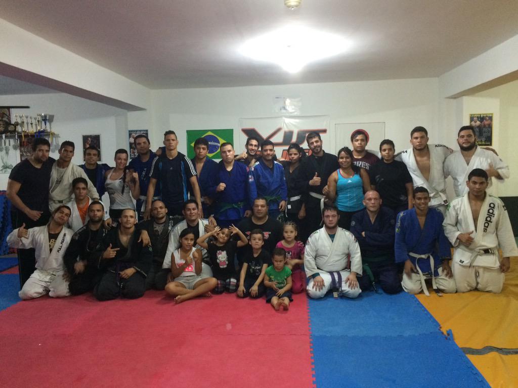 pipojitsu's tweet photo. Súper clase  de Bjj en el vjjt Monagas @vjjteam @vjjtbolivar @ibjjf @FabricioWerdum @mastervic10 http://t.co/hXXhr4Vhg5
