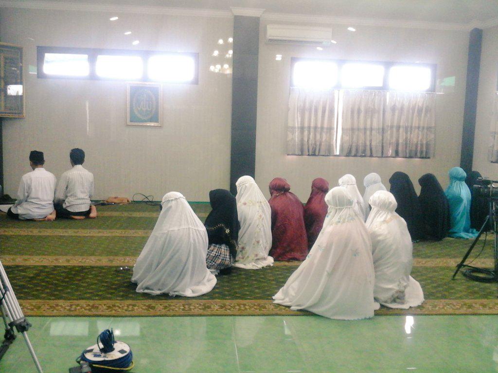 ImsaSmada's tweet photo. Perumpamaan sholat seperti angka 1, sedangkan amal amal yang lain seperti angka 0. Mengaku islam? Ayo sholat😃 http://t.co/kxWbLVd8jz